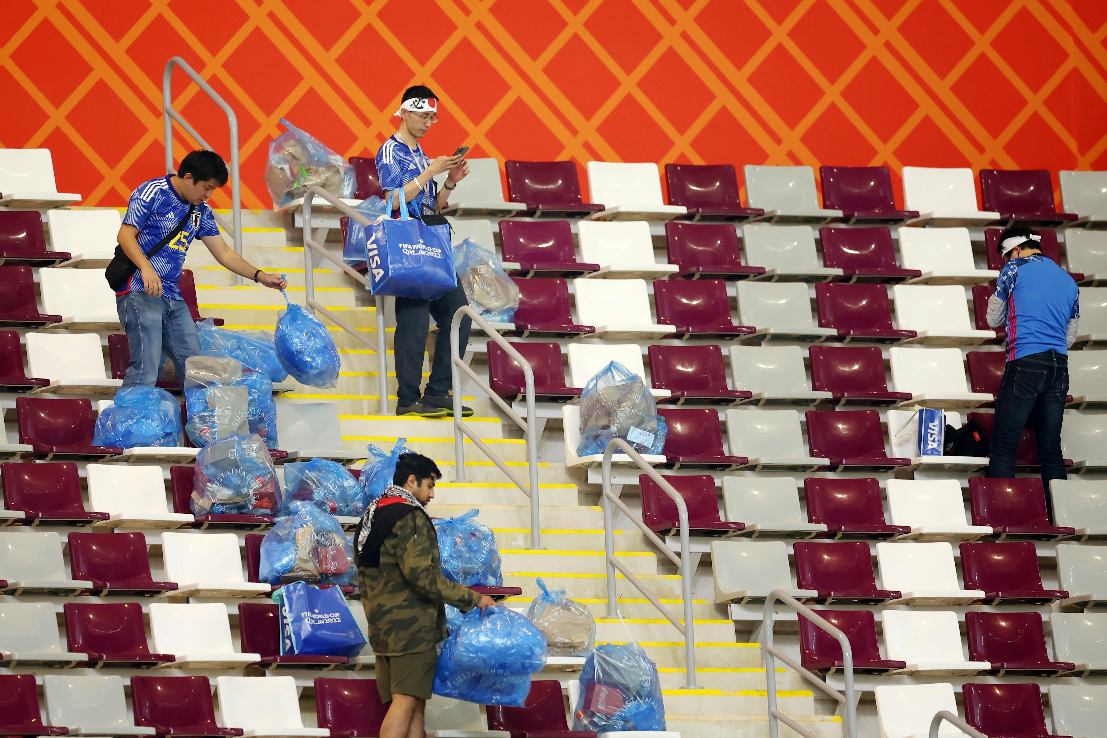 Los hinchas japoneses explicaron por qué limpian los estadios al terminar los partidos: “Tenemos que ayudar, nos han enseñado eso desde niños”